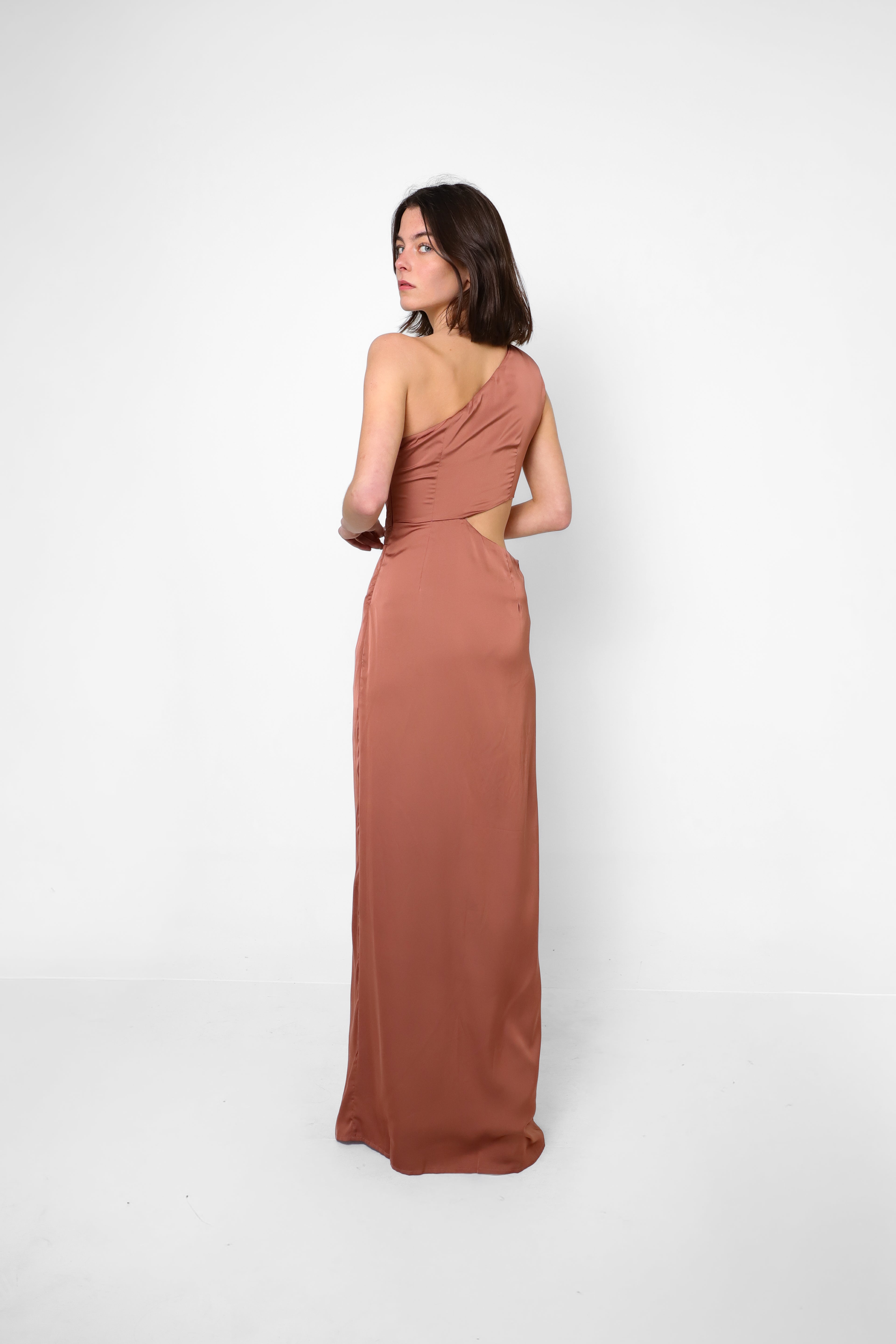 VESTIDO NICOLE UN HOMBRO Y CUT OUT SATINADO