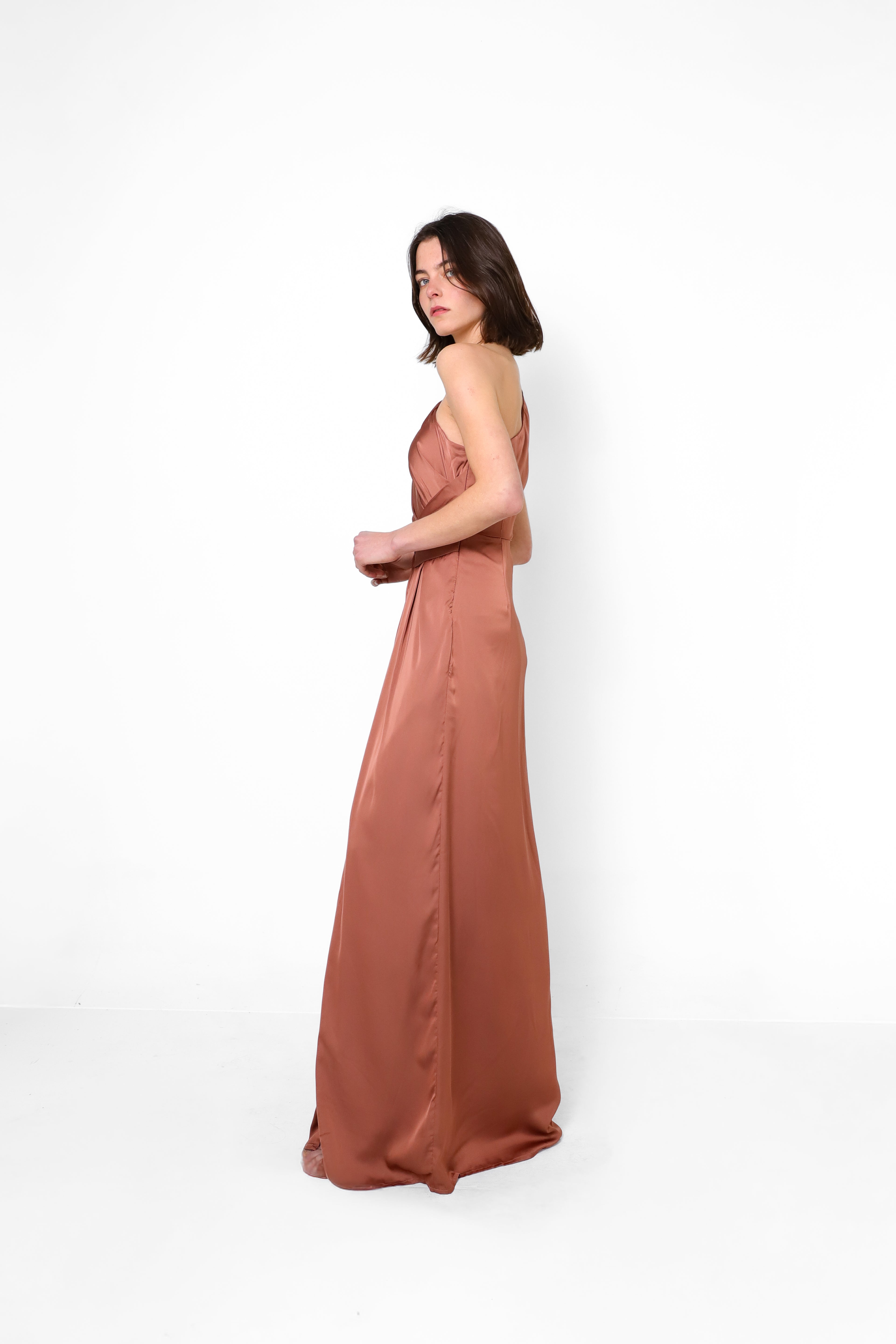 VESTIDO NICOLE UN HOMBRO Y CUT OUT SATINADO