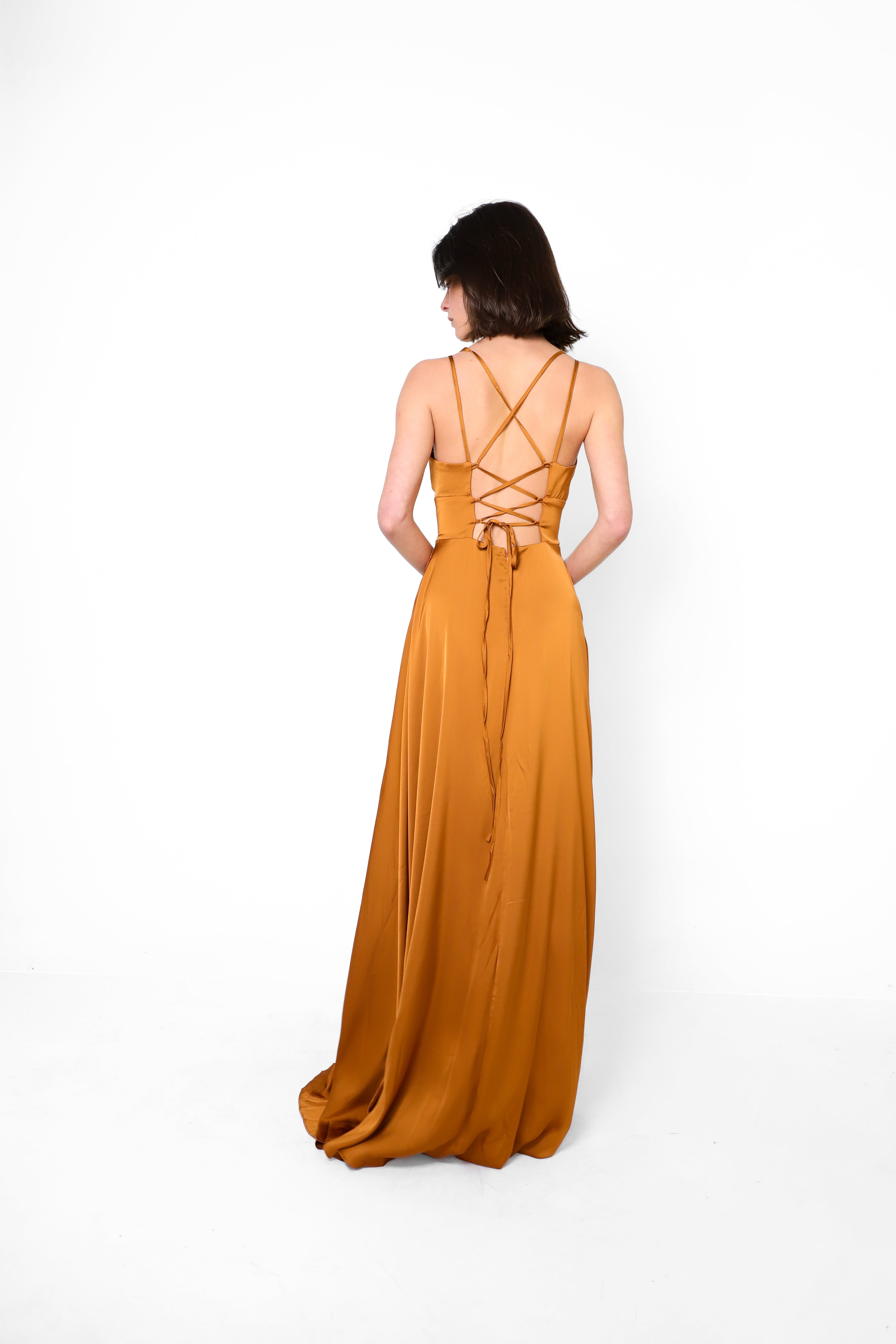 VESTIDO CHARLIZE CORTE ESCOTE PROFUNDO SATIN