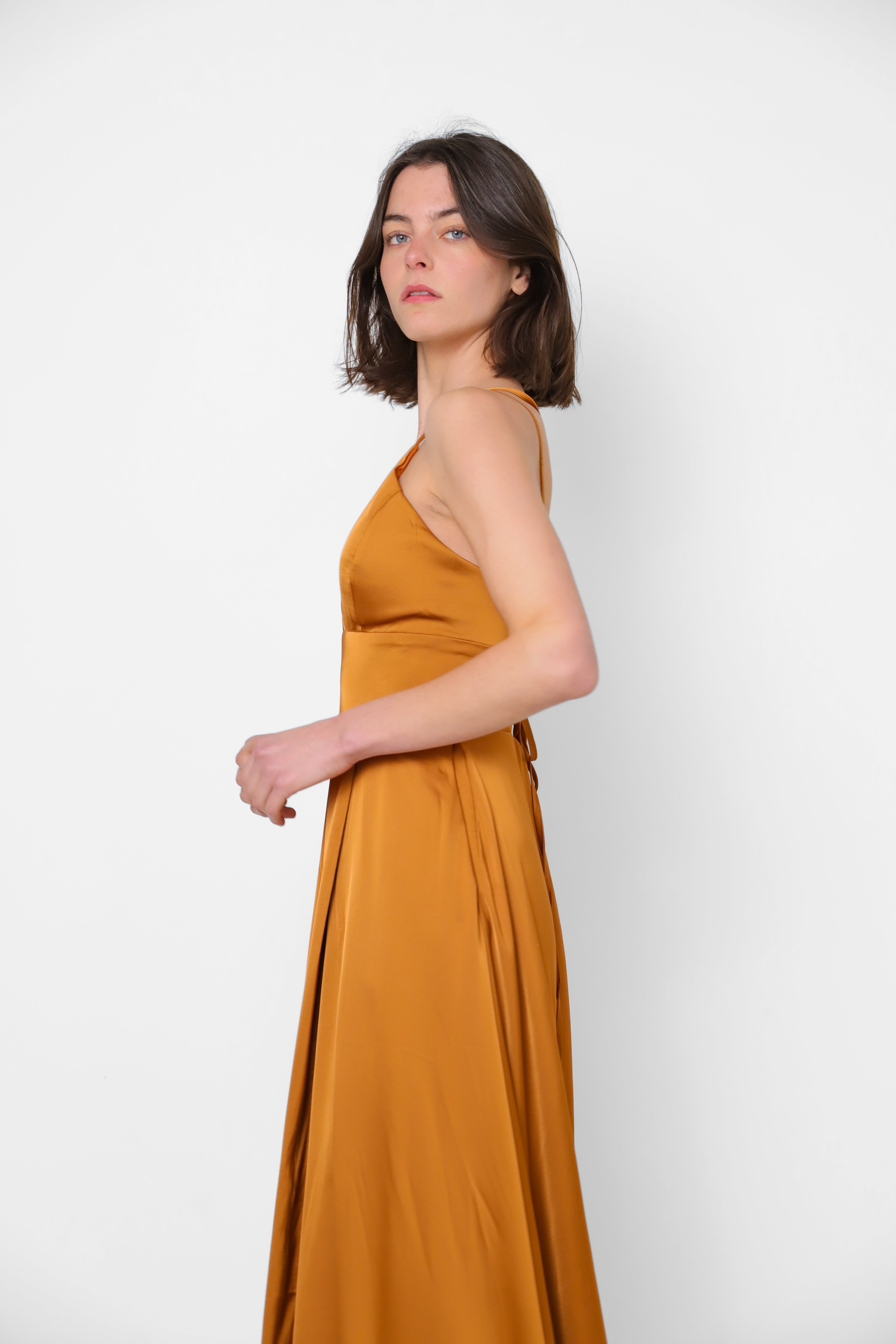 VESTIDO CHARLIZE CORTE ESCOTE PROFUNDO SATIN