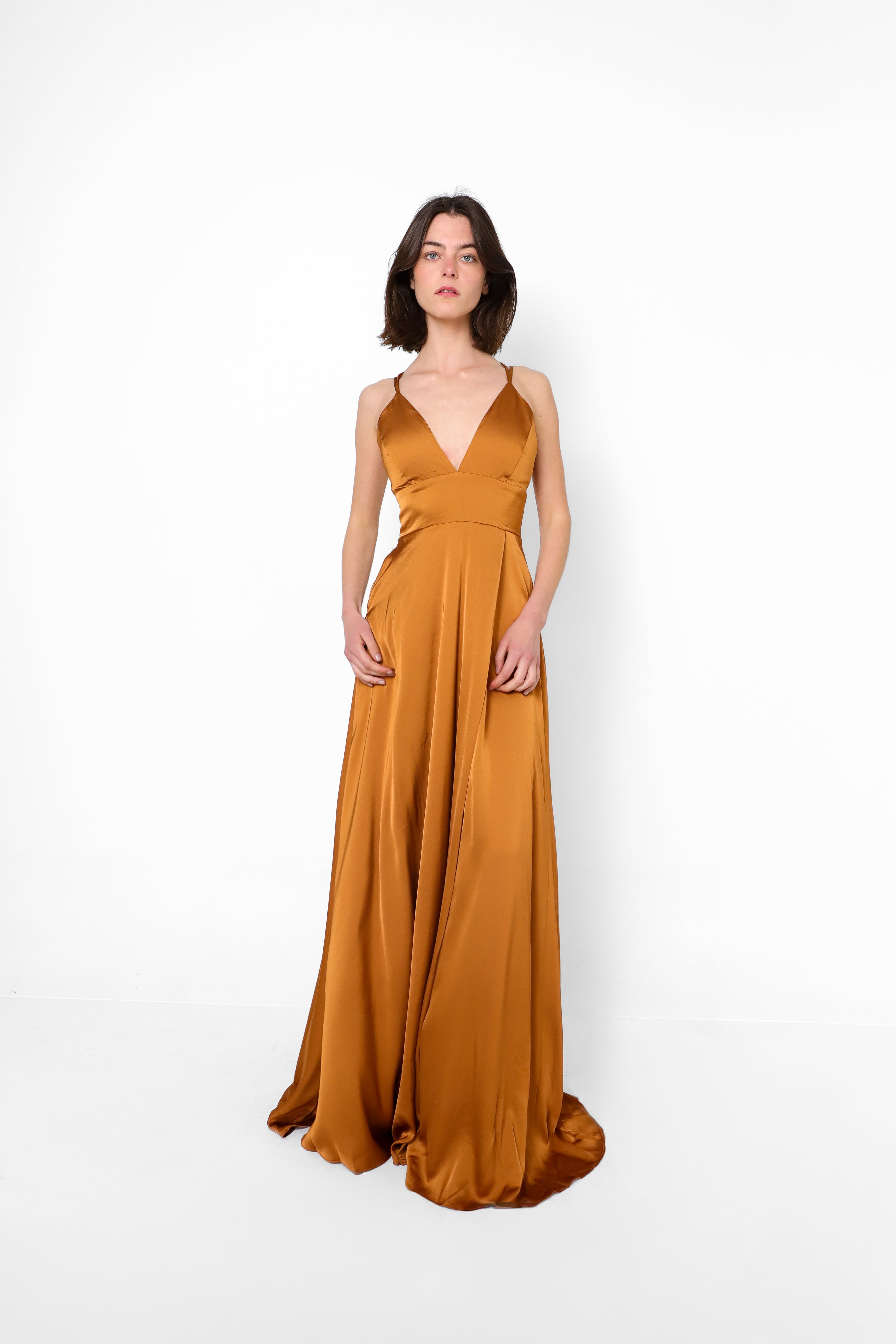 VESTIDO CHARLIZE CORTE ESCOTE PROFUNDO SATIN