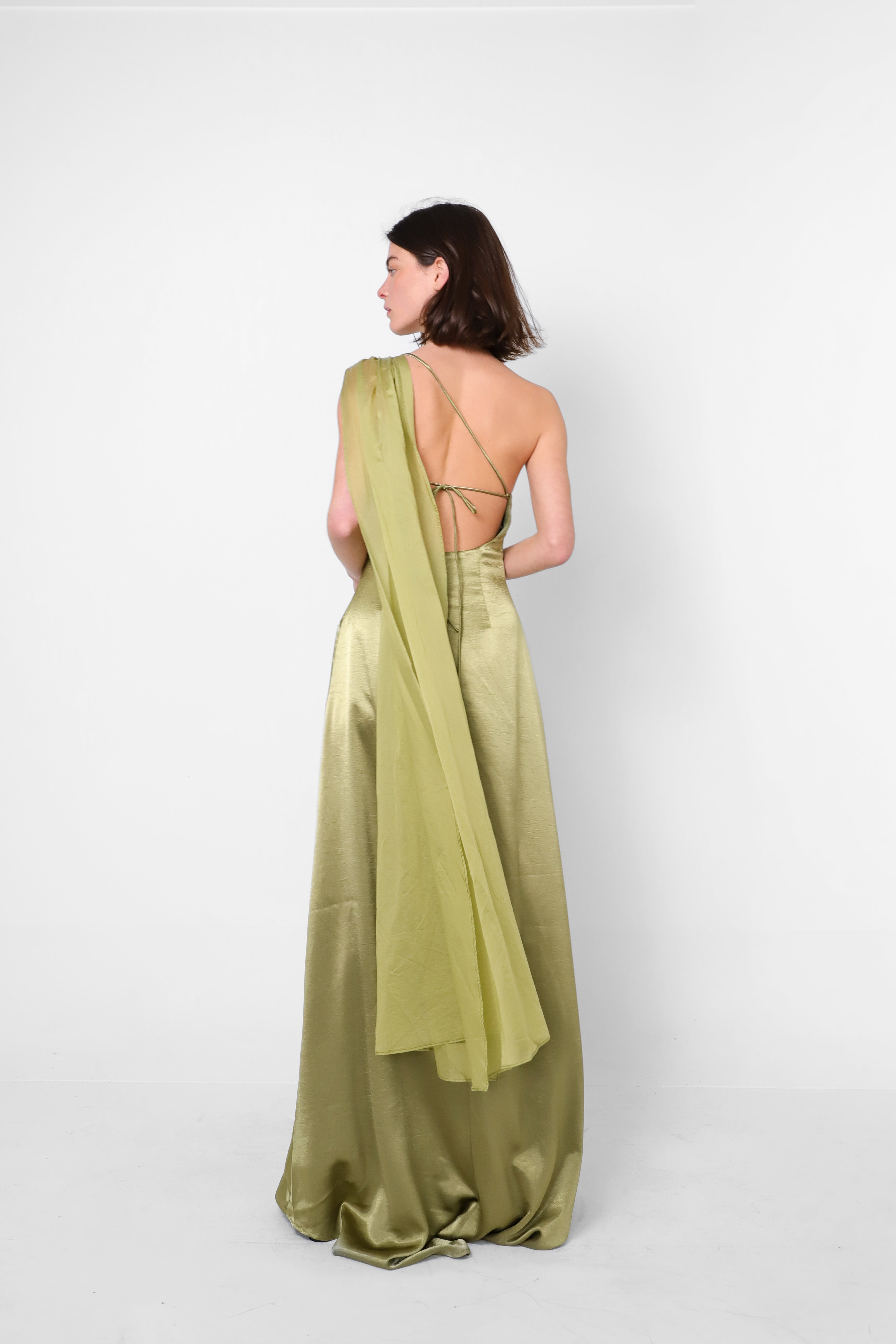 VESTIDO JANE UN HOMBRO SATEN PIEZA COSTADO